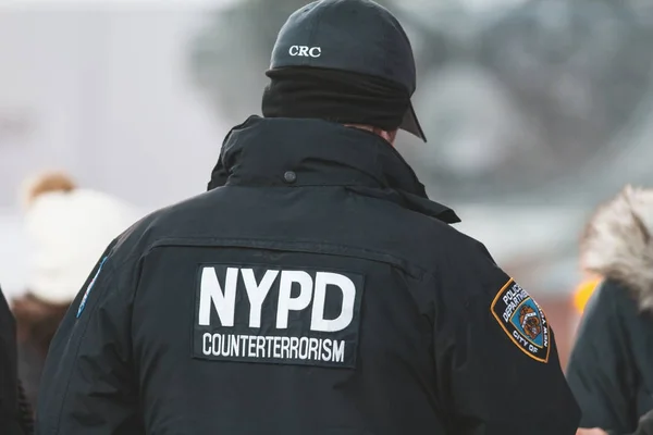 Oficial de la policía de Nueva York proporcionando seguridad en Manhattan, Nueva York — Foto de Stock