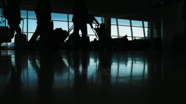 Bavul Havaalanı terminali - insanlar pencerenin önünde yolcu