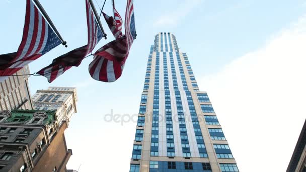 Drapeaux nationaux des États-Unis à Manhattan - ville de NY — Video