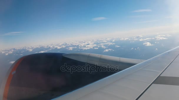 Resor med flyg - vew genom ett flygplan fönster — Stockvideo