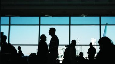 Farklı yolcu siluet kalkış için bekleyen Havaalanı Terminal