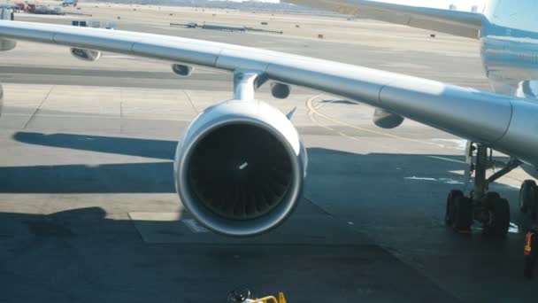 Flugzeugflügel mit Triebwerk - Düse auf dem Flughafen — Stockvideo