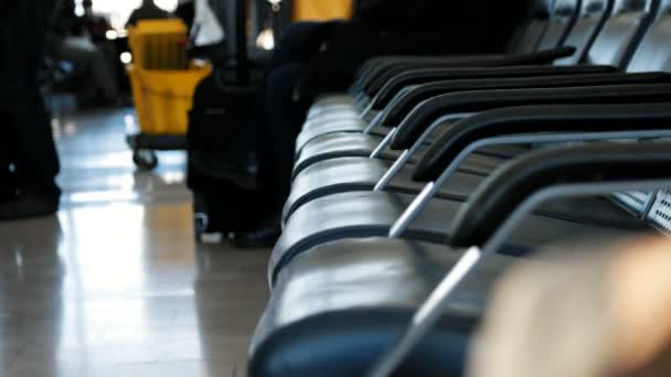 Havaalanı terminali - salonda boş sandalyeler — Stok video