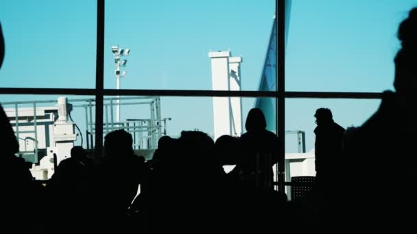 Pasajeros dentro de la terminal del aeropuerto esperando el despegue — Vídeo de stock