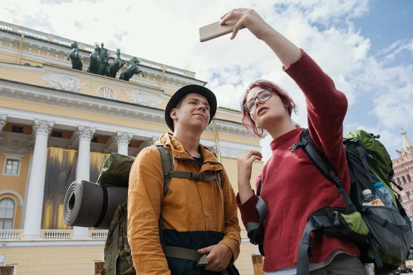 Fiatal férfi, és a tinédzser lány - turista - vesz selfies ellen a Bolsoj Színház, a Saint-Petersburg, Oroszország — Stock Fotó