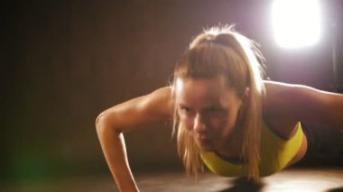 Çekici sportif kadın itmek için silah yapıyor da fitness salonunda