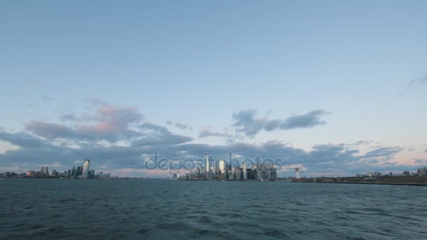 Θέα στον ορίζοντα του Μανχάταν από Staten Island ferry — Αρχείο Βίντεο