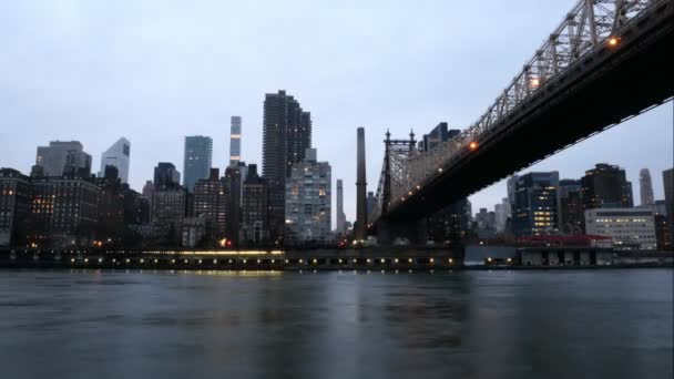 Time-lapse i stora staden - natt bro med skyskrapor — Stockvideo