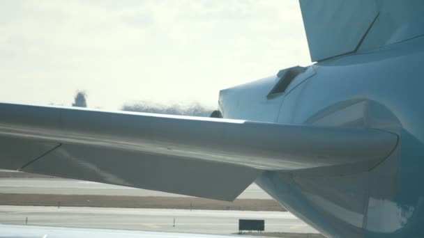 Motor jet de trabajo en el aeropuerto internacional en frente de la pista — Vídeos de Stock