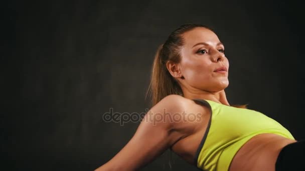 Mujer rubia atractiva en el gimnasio haciendo ejercicios para el abdomen — Vídeos de Stock