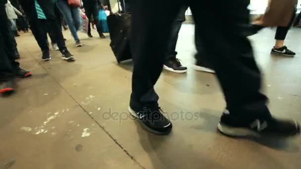 New York, USA - 27. Dezember 2017, Staten Island Ferry - Beine der Passagiere drängen sich — Stockvideo