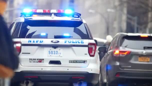 New York, Usa - prosinec 2017: Nypd policejní auto na 5 th avenue, Manhattan — Stock video