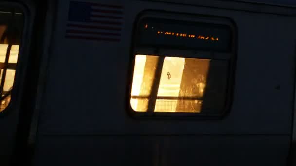 NOVA IORQUE, EUA - DEZEMBRO, 2017: Comboio MTA dirigindo em Brooklyn ao nascer do sol — Vídeo de Stock