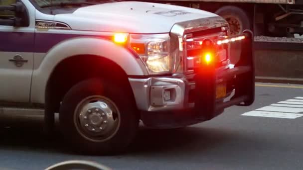 New York, Verenigde Staten - December, 2017: Fdny ambulance - track in Manhattan - noodhulp lichten — Stockvideo