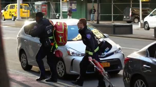 NUEVA YORK CITY, EE.UU. - 27 DE DICIEMBRE DE 2017: ambulancia médica de Nueva York - emergencia en Manhattan - un equipo de paramédicos se apresura a ayudar — Vídeo de stock