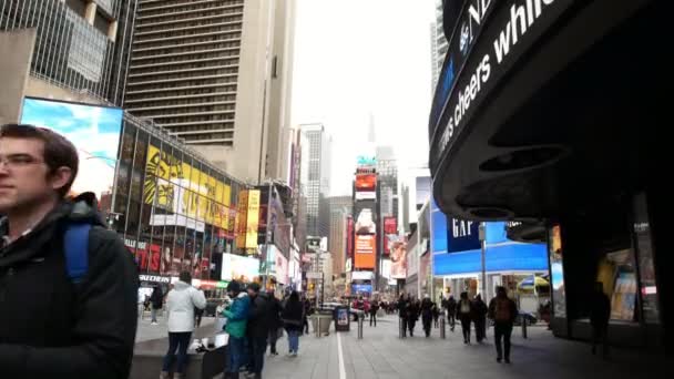 New York, Verenigde Staten - December 2017: toeristen op Times Square, Manhattan — Stockvideo