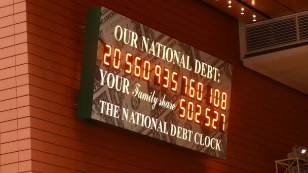 NUEVA YORK, EE.UU. - DICIEMBRE 2017: Reloj de la deuda nacional de Estados Unidos en Manhattan — Vídeos de Stock