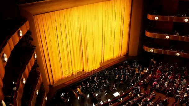 Нью-Йорк, США - грудня 2017 року: музиканти оркестру в Метрополітен-опера — стокове відео