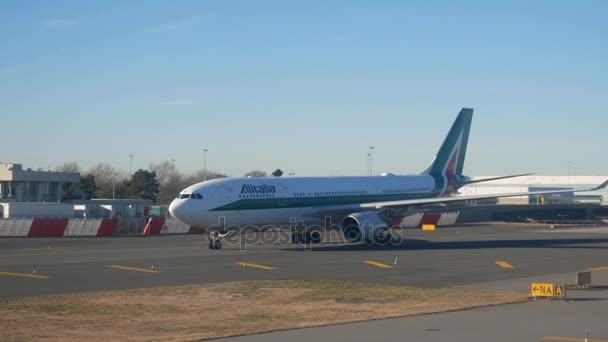 Αεροδρόμιο JFK, Νέα Υόρκη, ΗΠΑ - Δεκέμβριος 2017 - Alitalia αεροσκάφος πριν την απογείωση στο διάδρομο — Αρχείο Βίντεο