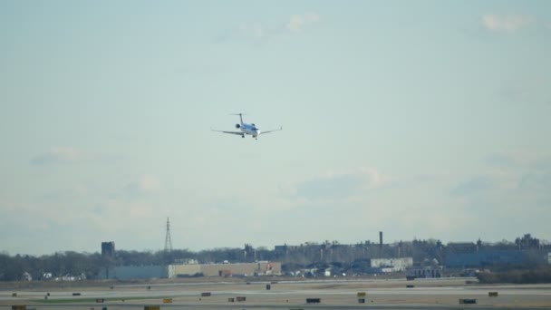 Αεροδρόμιο JFK, Νέα Υόρκη, ΗΠΑ - Δεκέμβριος 2017: εμπορική jet έχουν προσγείωση στο αεροδρόμιο Jfk — Αρχείο Βίντεο