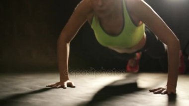 Çekici sportif kadın itmek için silah yapıyor da fitness salonunda