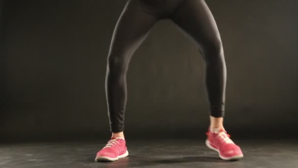 Mujer joven en el gimnasio haciendo ejercicios — Vídeo de stock