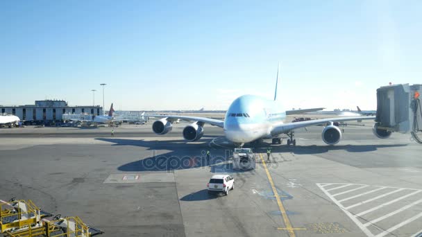 Lotnisko JFK, Nowy Jork, Usa - grudnia 2017: Korean Air Boeinga 747 kołowania w pobliżu terminal — Wideo stockowe