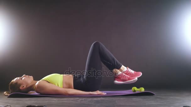 Femme sportive faisant un entraînement physique intense à la salle de gym. Athlète féminine en vêtements de sport . — Video