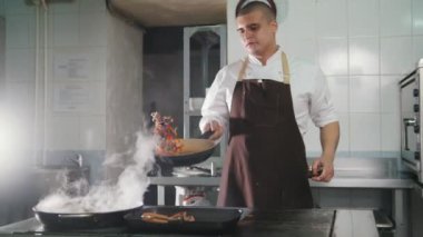Chef restoranda - malzemeyi karıştırma spagetti