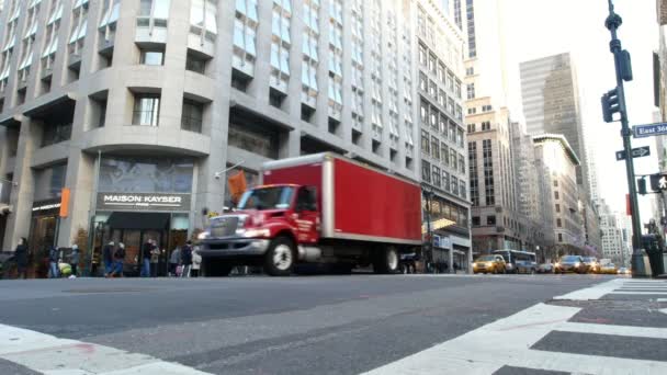 뉴욕, 미국-12 월 2017: 타임 스퀘어, 맨해튼에 거리와 자동차 교통에 군중 — 비디오