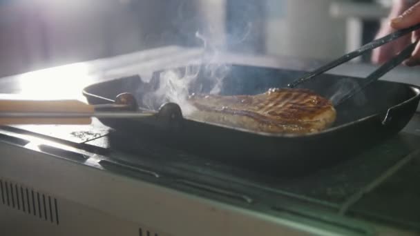 Мясо на гриле, приготовленное в ресторане — стоковое видео