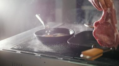Restoran şefi kızartma et ve sebze bir tavada yavaş hareket