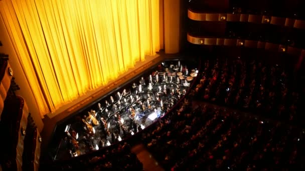 Нью-Йорк, США - грудня 2017 року: музиканти оркестру в Метрополітен-опера — стокове відео
