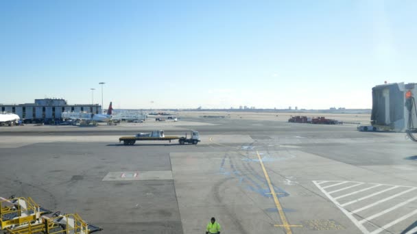 Αεροδρόμιο JFK, Νέα Υόρκη, ΗΠΑ - Δεκέμβριος 2017: εμπορική jet έχουν προσγείωση στο αεροδρόμιο Jfk — Αρχείο Βίντεο