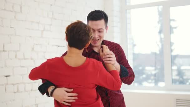 Moyen âge femme et jeune homme danse kizomba en studio, gros plan — Video