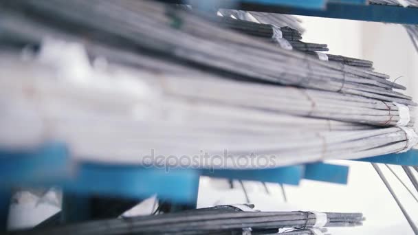 Núcleos de fibra de vidrio en alambres - producción lista en planta — Vídeo de stock