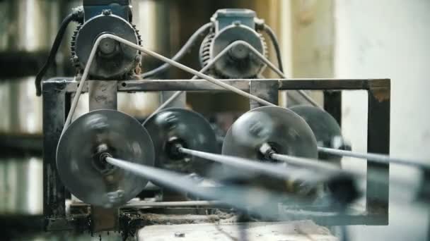 Kemiska industrin - tyg för glasfiber komposit förstärkning - del av maskiner-linjen — Stockvideo