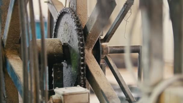 Vista de cerca del engranaje de cadena giratorio - parte de la maquinaria industrial - fabricación — Vídeos de Stock