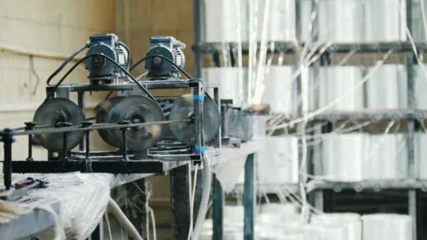 Виробництво скляних стрижнів - виробництво композитного армування, промисловість для будівництва — стокове відео