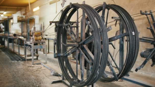 Výroba kompozitních výztuží - otočené mechanismus strojního zařízení na chemický průmysl — Stock video