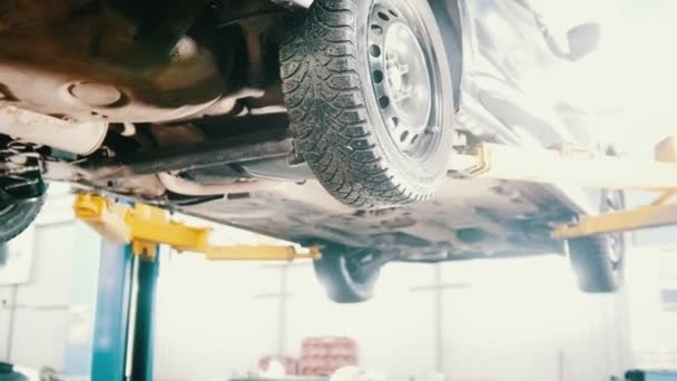 Garáž automobilový servis - mechanik kontroluje přenos, zblízka — Stock video