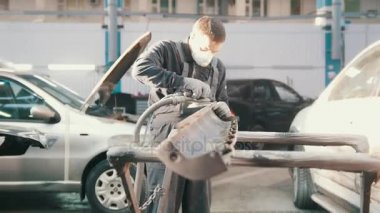 Araba otomobil servisi - el emeği - adam işçi parlatır