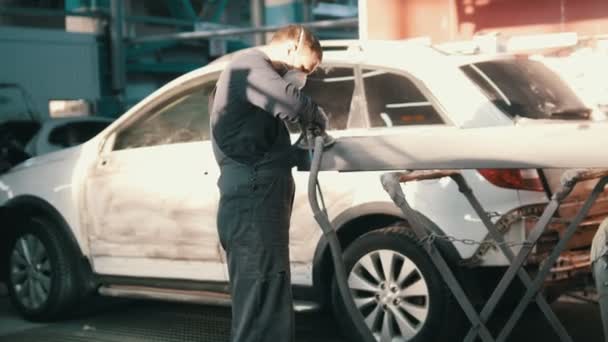 Servicio de automóvil - mano de obra - pule el coche — Vídeos de Stock