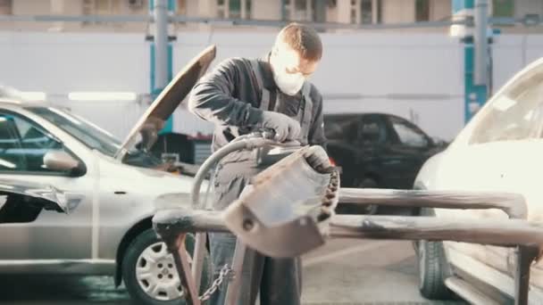 Man worker in automobile service - manual labor - polishes car — Stock Video