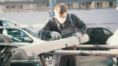 Araba otomobil servisi - el emeği - adam işçi cilalar, yakın çekim