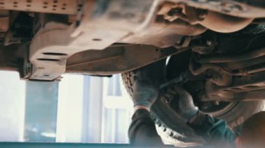 Otomobil servisi - araba alt altında çalışan aygıt sarma mekanik