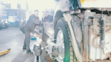 Otomotiv oto tamir - işçi yakınsama çöküşü tekerlekler için araç hareket ediyor