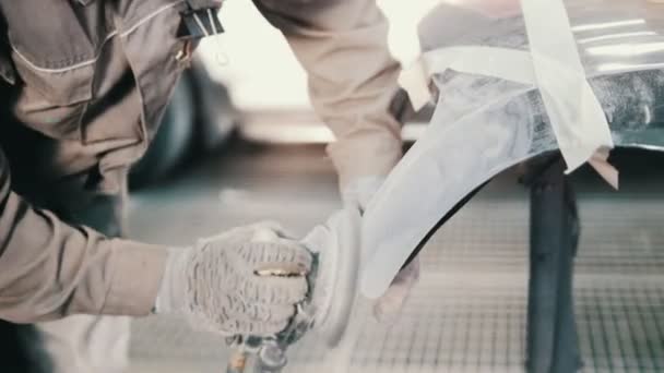Pracownik w warsztacie samochodowym robi naprawy pojazdu - auto do polerowania — Wideo stockowe