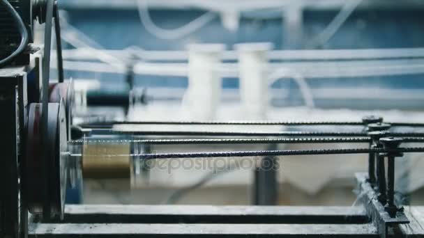 Chemický průmysl - fabric pro laminát kompozitní výztuží - součást stroje řady — Stock video