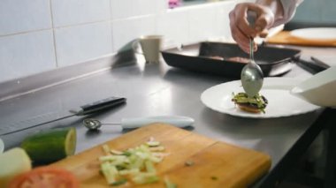 Şef kızarmış tavuk plaka restoran olarak hizmet vermektedir